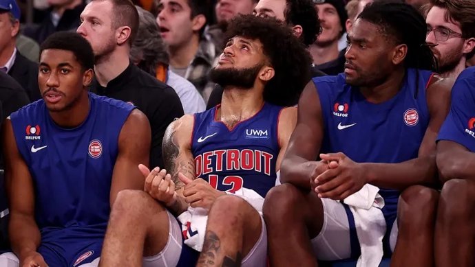 El banquillo de los Detroit Pistons desolado tras una nueva derrota en la NBA