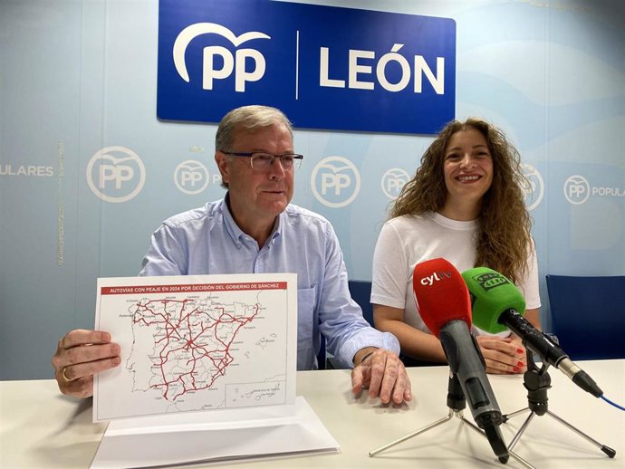 Archivo - Los candidatos del PP al Congreso y al Senado por León, Ester Muñoz y Antonio Silván.