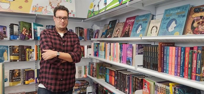 El librero Paco Camero posa entre los estantes de la segunda tienda de Fabulando