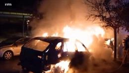 Imagen de uno de los vehículos incendiados