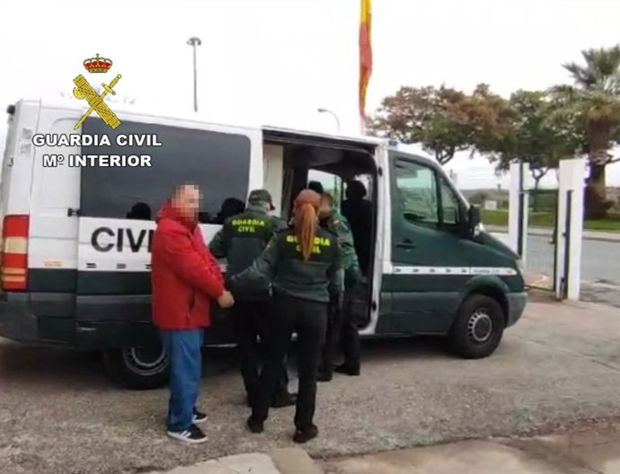 La Guardia Civil de Ayamonte (Huelva) detiene a dos personas relacionadas con al menos cinco delitos de hurto de joyas a personas de avanzada edad.