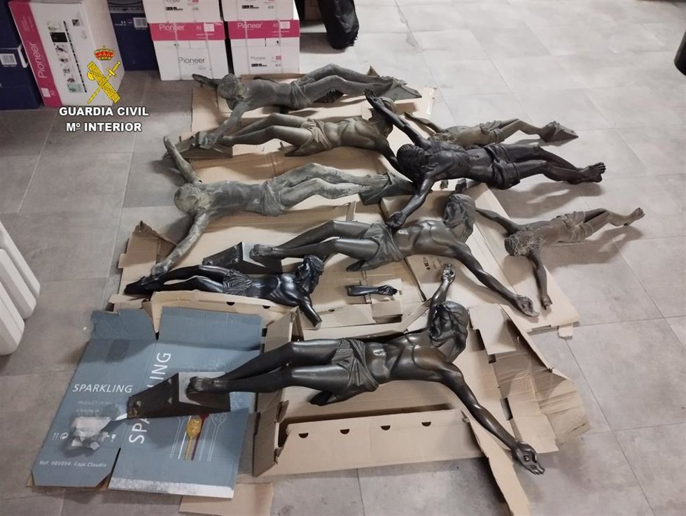 Crucifijos incautados por la Guardia Civil durante la operación.