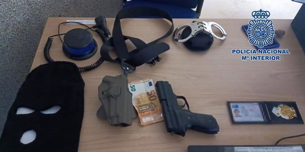 Detenido un falso policía que mostraba una policía para robar dinero a jóvenes de Arganzuela