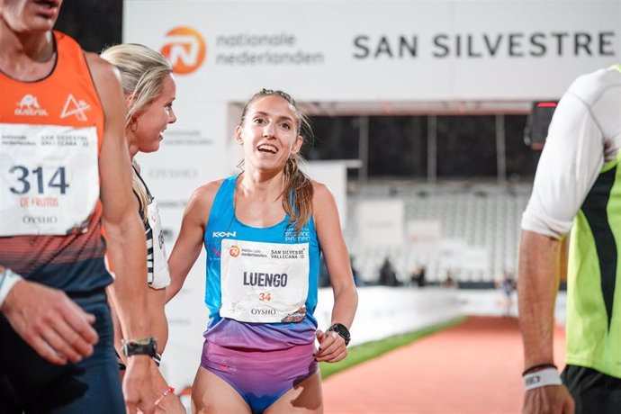 Archivo - Laura Luengo tras cruzar la meta de la San Silvestre Vallecana 2022