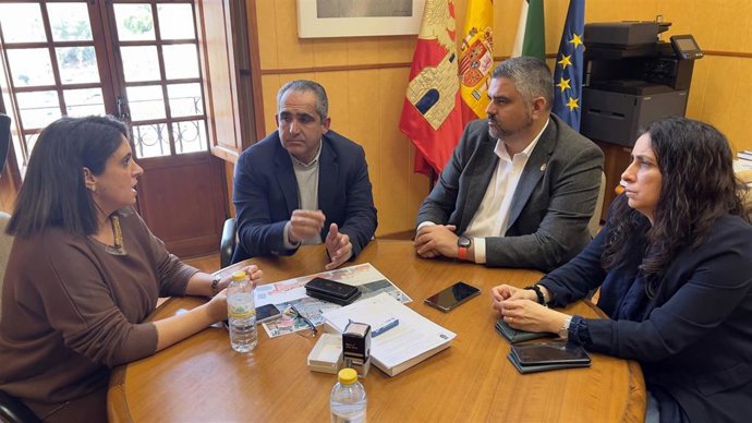 El portavoz del PSOE en la Diputación de Málaga, Josele González, en una reunión con el alcalde de Álora, Francisco Martínez, y concejales de la Corporación municipal.