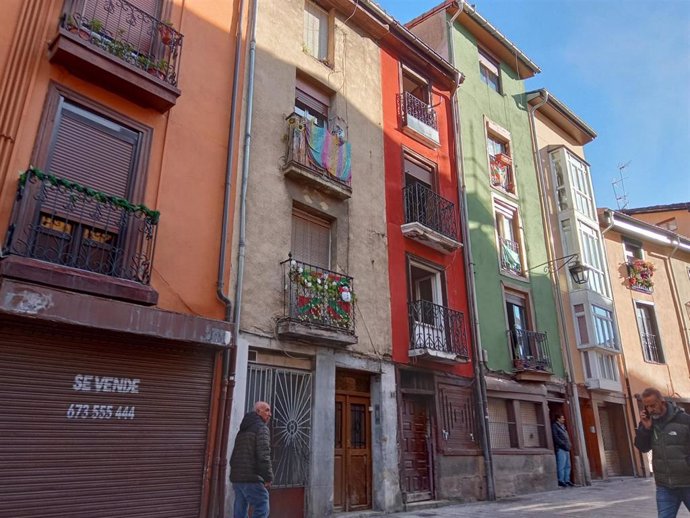 Imagen de la vivienda 'okupada' del número 18 de la calle Santo Domingo, ubicada en el  Casco Medieval de Vitoria-Gasteiz, que ha registrado un incendio esta pasada madrugada.