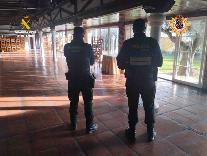 Guardia Civil y Policía Local de Lardero inspeccionan los locales de cotillones para la Nochevieja