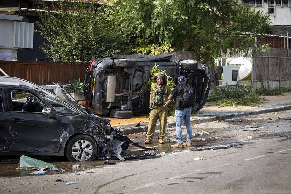 Archivo - Un policía de Israel inspecciona la zona de la comisaría asaltada por Hamás en Sderot en el marco de sus ataques del 7 de octubre
