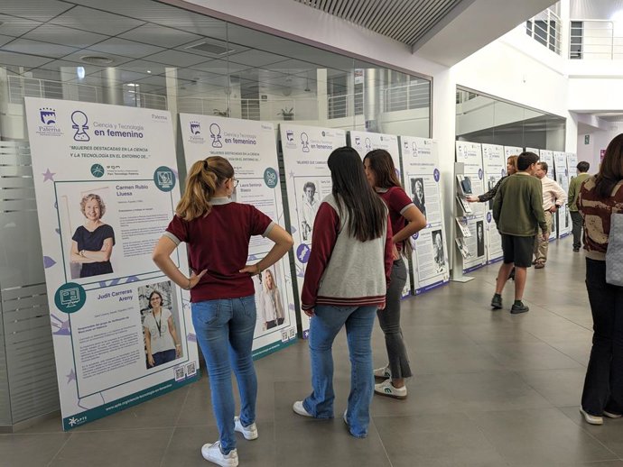 Varias estudiantes observan la exposición 'Mujeres que cambiaron el mundo'.