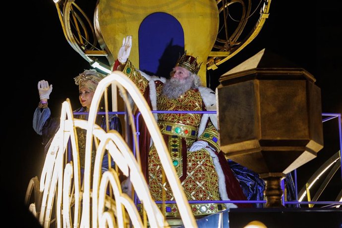 Archivo - El Rey Mago Melchor en su carroza durante la cabalgata de Reyes 2023 