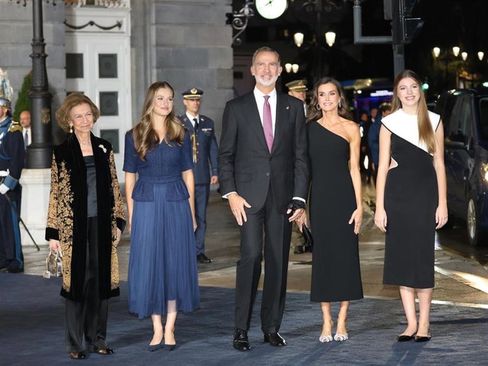 Archivo - La Reina Sofía, la Princesa Leonor, el Rey Felipe, la Reina Letizia y la Infanta Sofía a su salida a la entrega de los Premios Princesa de Asturias 2023', a 20 de octubre de 2023