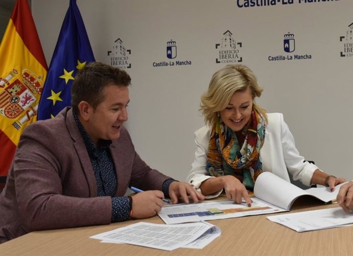 El alcalde de Almodóvar del Pinar, Francisco Ibáñez, junto a la delegada provincial de la Junta, Marian López.