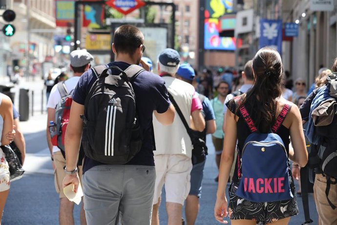Archivo - Gente paseando.