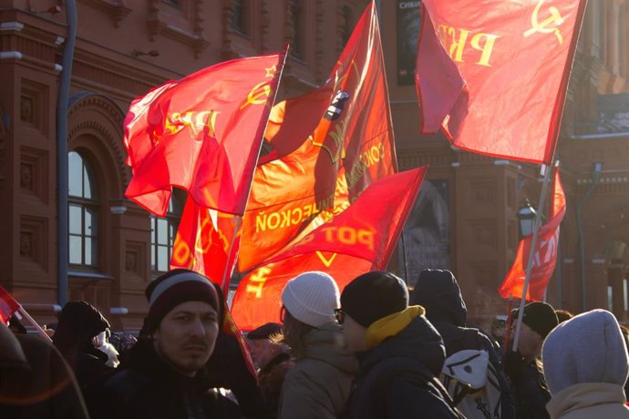 Archivo - Seguidores del Partido Comunista de Rusia en una marcha cerca de la plaza de la Revolución de Moscú (archivo)