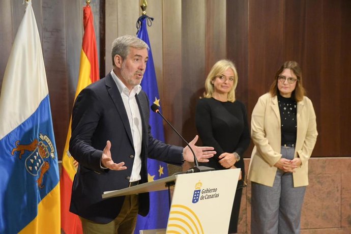 El presidente de Canarias, Fernando Clavijo, y las consejeras de Bienestar Social, Candelaria Delgado, y de Sanidad, Esther Monzón, en la presentación de la Estrategia para la Coordinación de la Atención Sociosanitaria de Canarias