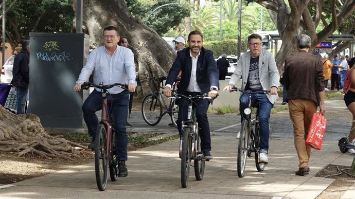 Archivo - Imagen de archivo de concejales del grupo socialista en el Ayuntamiento de Málaga circulando en bicicleta.