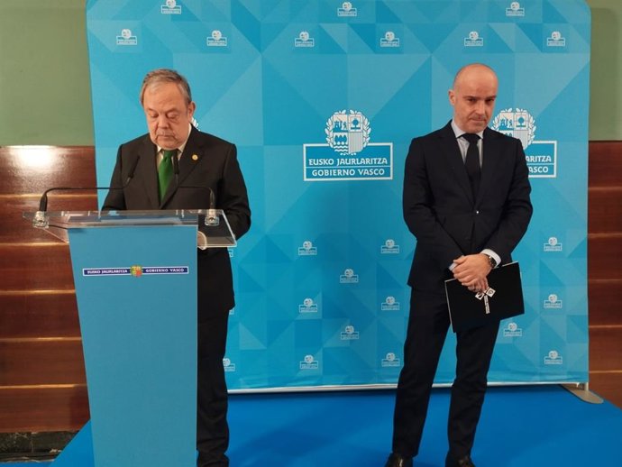 El consejero de Economía y Hacienda, Pedro Azpiazu y del presidente de la Cámara de Gipuzkoa, Mauricio Arregui, en rueda de prensa para presentar la constitución de un sistema de previsión para autónomos