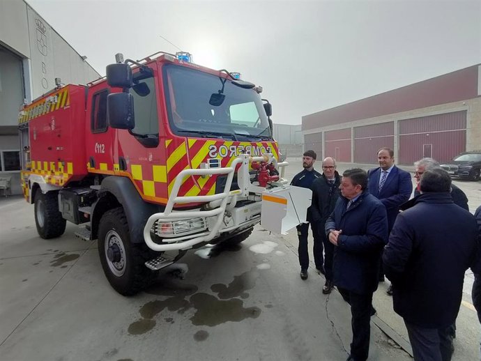 El consejero de la Presidencia, Luis Miguel González, junto a uno de los nuevos camiones para los bomberos de la Diputación de Salamanca