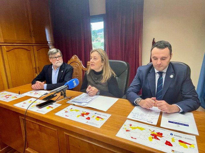 De izquierda a derecha en la imagen, el alcalde de Illas, Alberto Tirador; la consejera de Educación, Lydia Espina, y el consejero de Hacienda y Fondos Europeos, Guillermo Peláez.