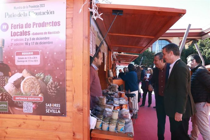 Visitantes a una de las ferias del Patio de la Diputación.