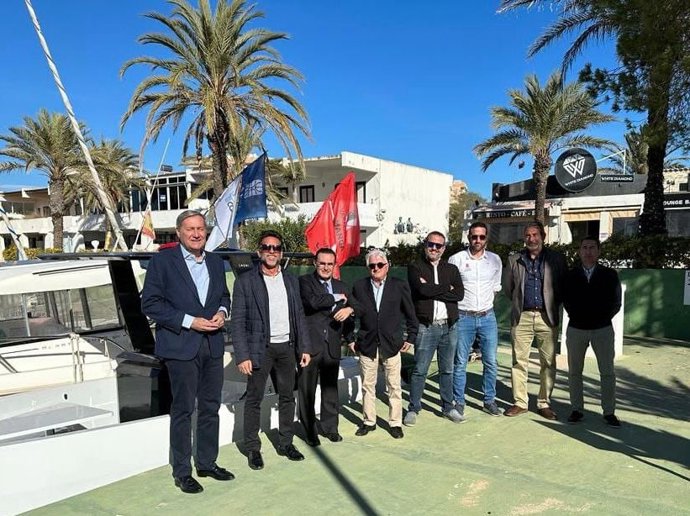Imagen del director general de Litoral y Puertos, Pablo Marín, con representantes del Puerto Menor de La Manga