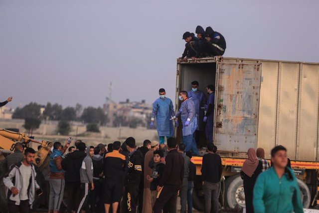 Entrega de cadáveres de palestinos en la zona de Rafá, Franja de Gaza