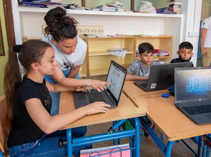 Np Educación Destina 32,3 Millones A Equipar Con Dispositivos Digitales A Más De 1.400 Centros Docentes Andaluces