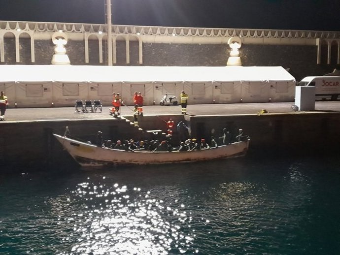 Cayuco llegado hoy miércoles, 27 de diciembre, al puerto de La Restinga, en la isla de El Hierro