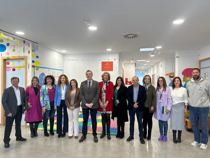 El alcalde de Murcia, José Ballesta, acompañado por varios concejales, visita la escuela de Navidad del centro infantil de La Paz