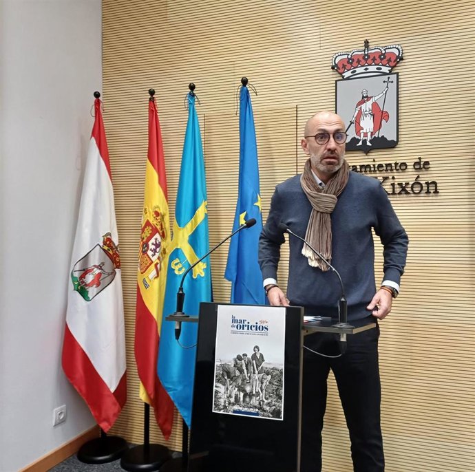 El presidente de Divertia, Óliver Suárez, en rueda de prensa en el Consistorio gijonés.