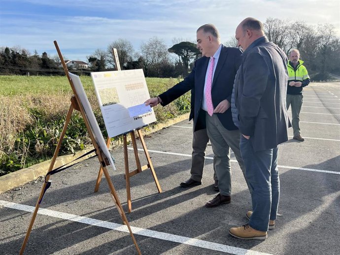 El consejero de Fomento, Roberto Media, y el alcalde de Santillana del Mar, junto a la parcela donde se ubicarán las viviendas de alquiler asequible