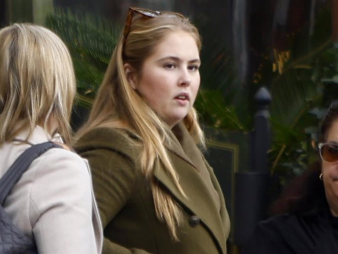 Amalia de Holanda a la salida de una cafetería en la capital española