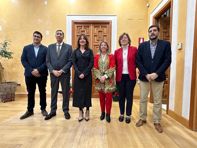 La delegada de la Junta en Ciudad Real, Blanca Fernández, junto a varios de sus delegados provinciales.