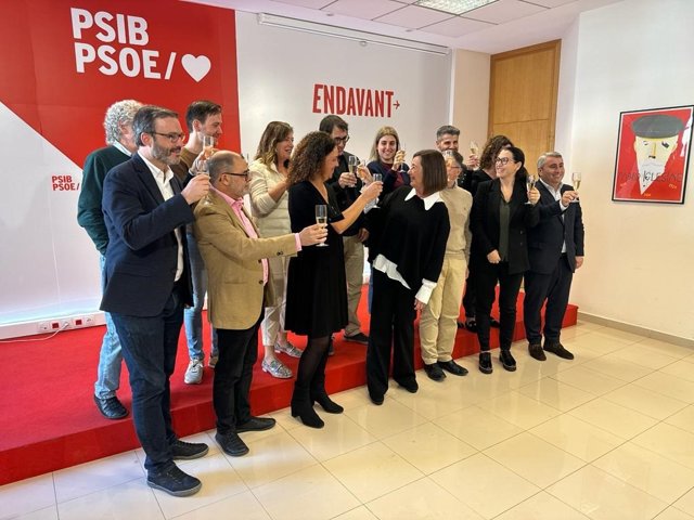 Socialistas de Baleares brindan en la copa de Fin de Año acompañados de la secretaria general del partido y presidenta del Congreso, Francina Armengol.