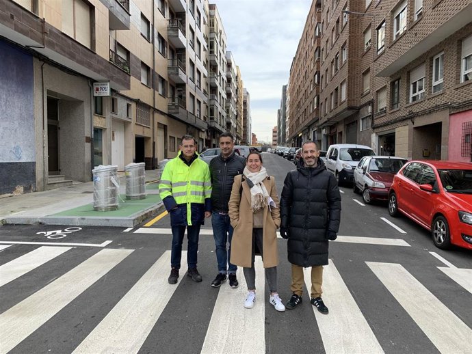 Roberto Fernández, encargado de la empresa adjudicataria de las obras; Javier Rodríguez, concejal de Infraestructuras urbanas; Leire Gabilondo, ingeniera municipal; y Ángel García, alcalde de Siero.