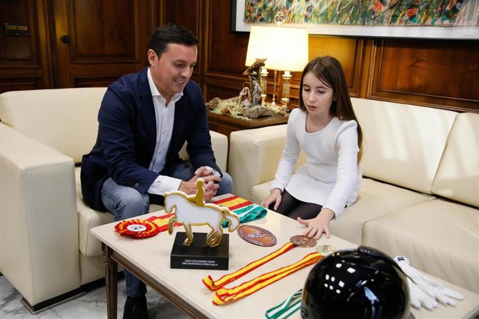 El presidente de la Diputación de Almería recibe a la joven amazona Consuelo Muñoz.