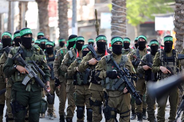 Archivo - Miembros de las Brigadas Ezzeldín al Qassam, brazo armado del Movimiento de Resistencia Islámica (Hamás), en el campamento de refugiados de Al Bureij, en la Franja de Gaza (archivo)