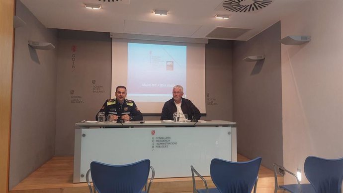 El coordinador del Programa Policía Tutor, Rafel Coves, y el director general de Emergencias e Interior, Sebasti Sureda, presentan las memorias del programa de los últimos dos cursos.