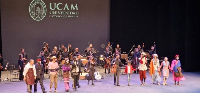 Fotografía del espectáculo musical 'Coco' que ofreció anoche la Orquesta Sinfónica de la UCAM en el Auditorio Víctor Villegas