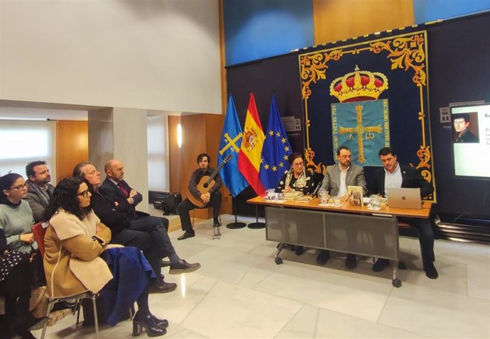La sede de la Presidencia del Principado de Asturias acoge la presentación de la edición conmemorativa del libro 'Riego debe morir', de Pedro Villanueva, con motivo del bicentenario del Trienio Liberal.