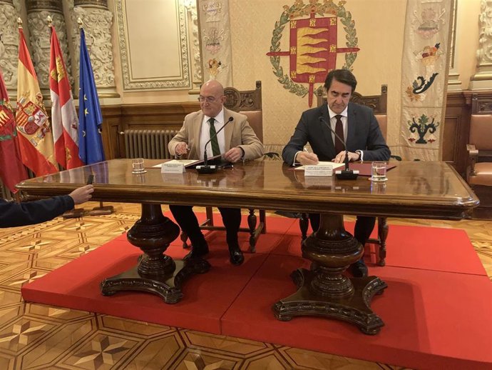 Carnero y Suárez-Quiñones, durante la firma del protocolo.