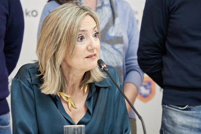 La alcaldesa de Pamplona, Cristina Ibarrola, durante una rueda de prensa