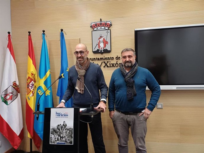 El presidente de Divertia, Óliver Suárez (izda),  y el responsable de Nortegráfico, Vicente Fernández, presentan las jornadas gastronómicas  'La Mar de Oricios', en el Ayuntamiento de Gijón.