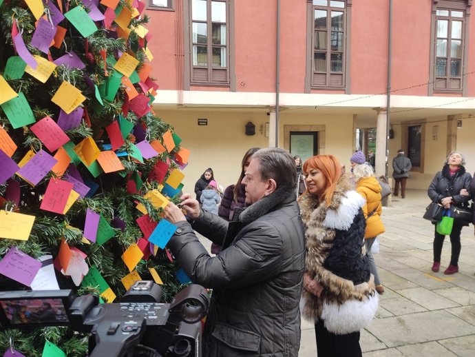 El alcalde Alfredo Canteli coloca su deseo en el árbol de los deseos de El Fontán.