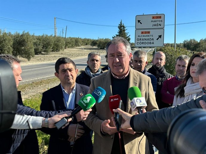 El secretario general del PSOE-A, Juan Espadas, atiende a los medios en Alcaudete (Jaén).
