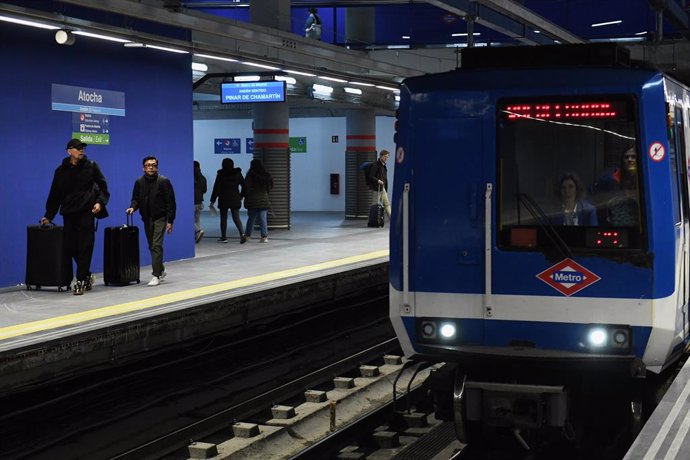 Varias personas esperan a coger la línea 1 del Metro en la estación de Atocha