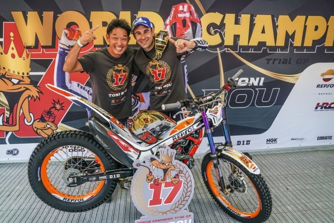 El 'Team Manager' del Repsol Honda Trial, Takahisa Fujinami, y el piloto español Toni Bou.