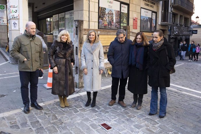 La alcaldesa de Pamplona, Cristina Ibarrola, junto al resto de participantes en la colocación del primer adoquín en recuerdo a los fallecidos en el encierro