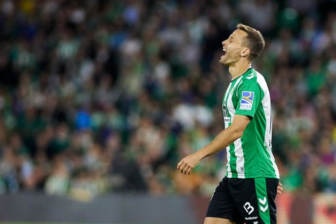 Archivo - Sergio Canales se lamenta durante un partido con el Betis
