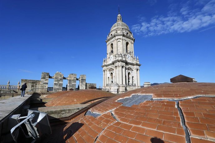 Archivo - Detalle del estado de las cubiertas de la Catedral de Málaga.